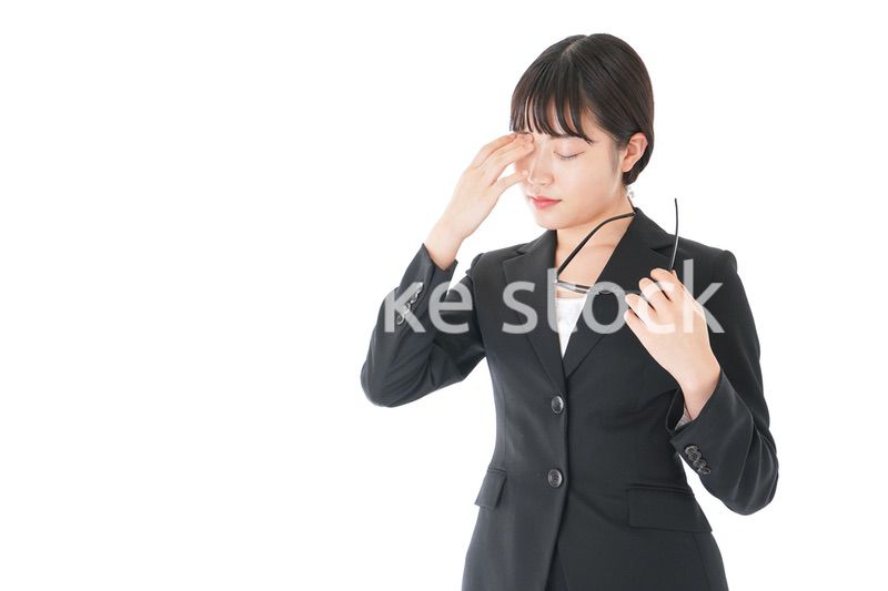 ドライアイに苦しむ若いビジネスウーマン