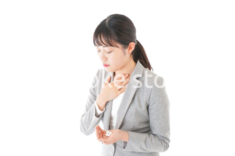 体調不良で苦しむ若いキャリアウーマン