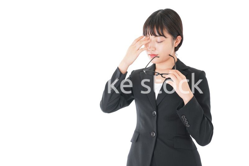 ドライアイに苦しむ若いビジネスウーマン