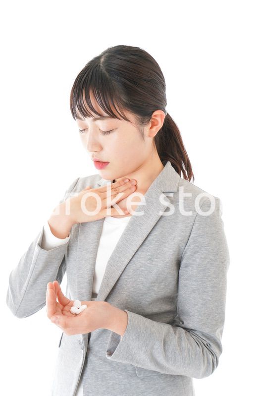 体調不良で苦しむ若いキャリアウーマン