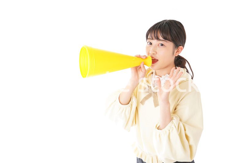 応援をする若い女性