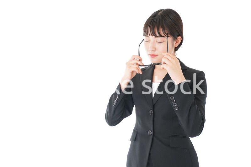 ドライアイに苦しむ若いビジネスウーマン