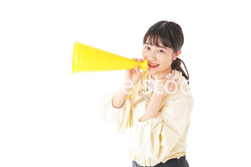 応援をする若い女性