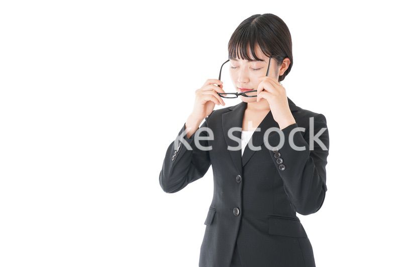 ドライアイに苦しむ若いビジネスウーマン