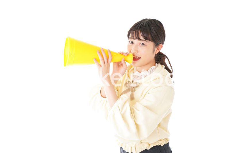 応援をする若い女性