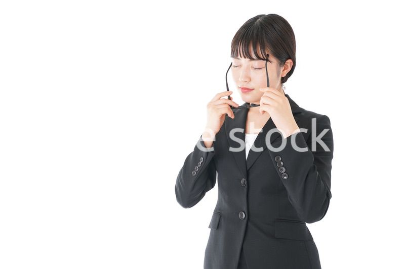 ドライアイに苦しむ若いビジネスウーマン