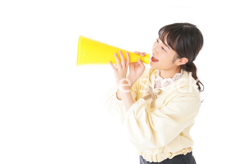 応援をする若い女性