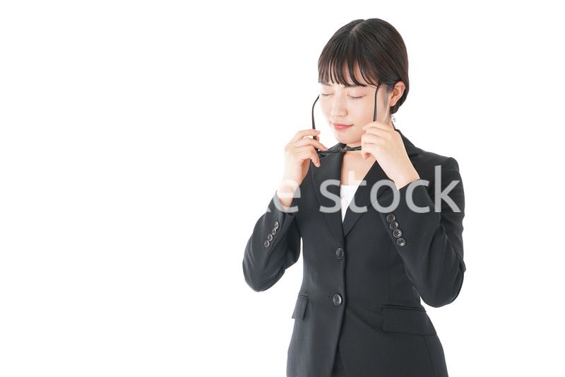 ドライアイに苦しむ若いビジネスウーマン