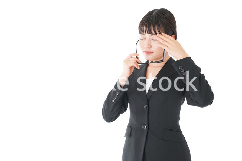 ドライアイに苦しむ若いビジネスウーマン