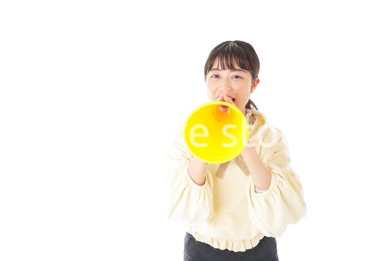 応援をする若い女性