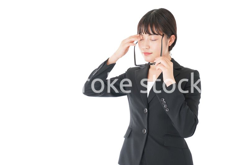 ドライアイに苦しむ若いビジネスウーマン