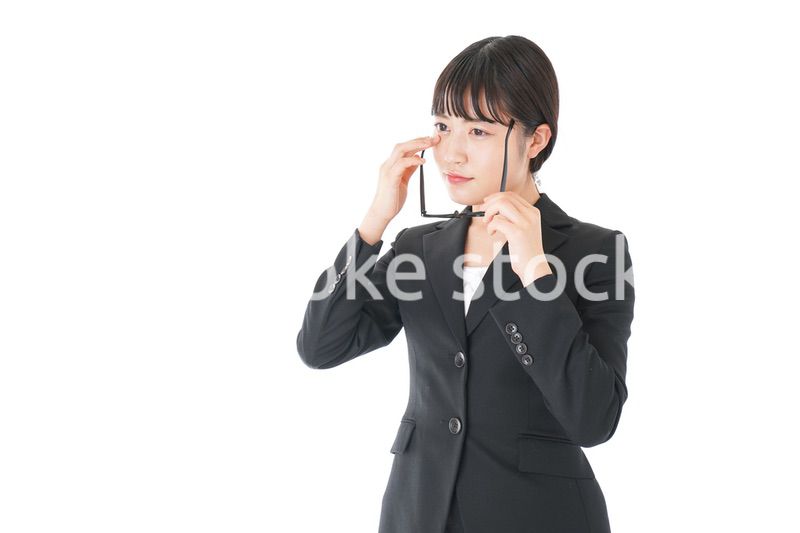 ドライアイに苦しむ若いビジネスウーマン