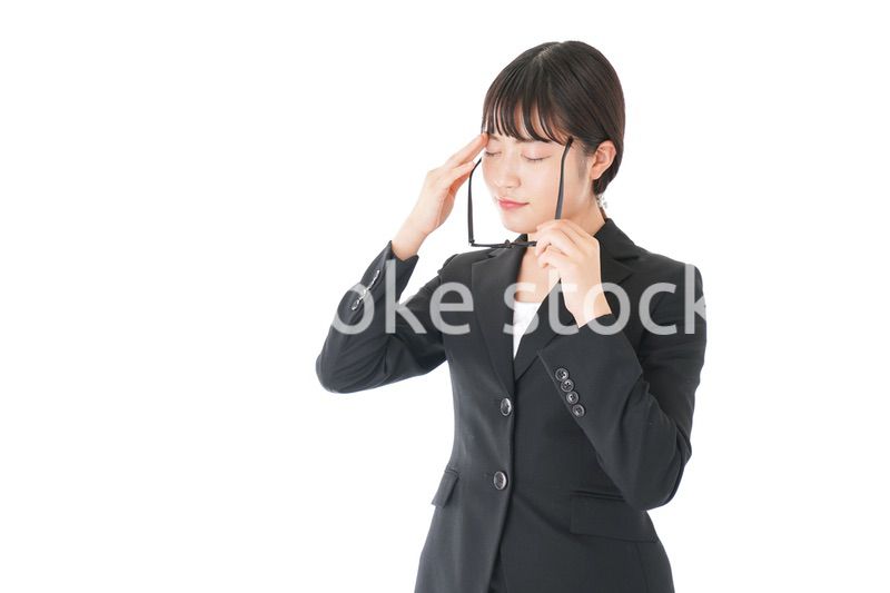 ドライアイに苦しむ若いビジネスウーマン