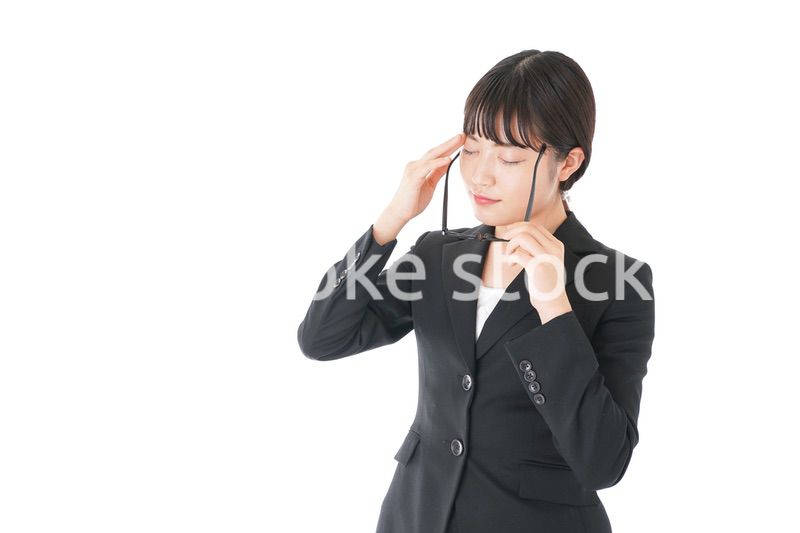 ドライアイに苦しむ若いビジネスウーマン