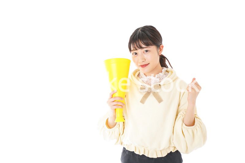 応援をする若い女性