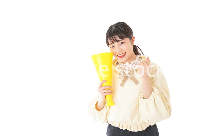 応援をする若い女性