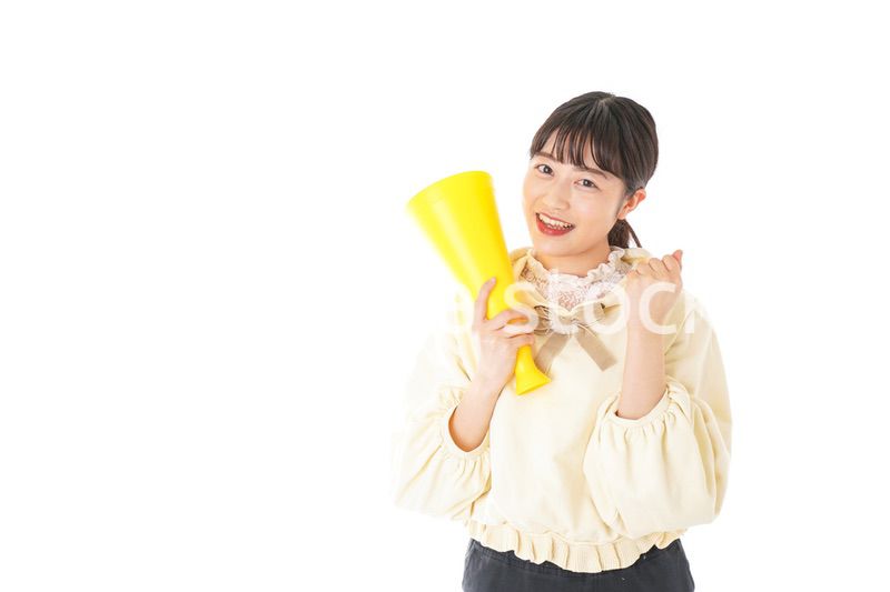 応援をする若い女性