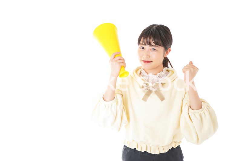 応援をする若い女性