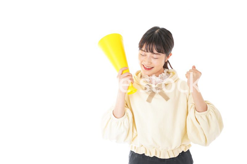 応援をする若い女性