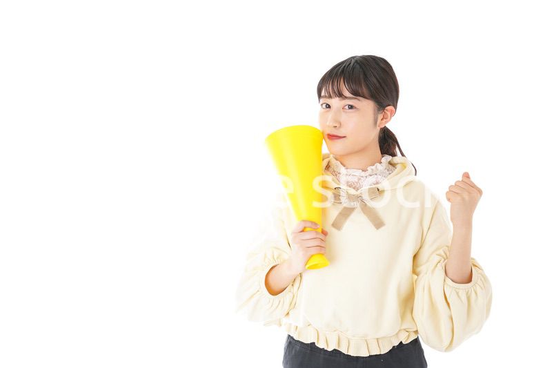 応援をする若い女性