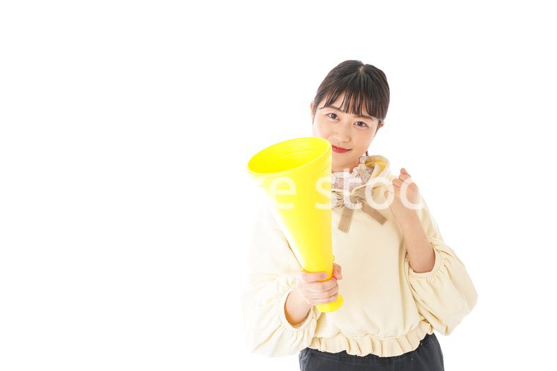 応援をする若い女性