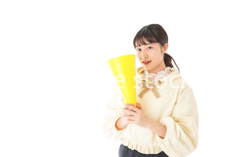 応援をする若い女性