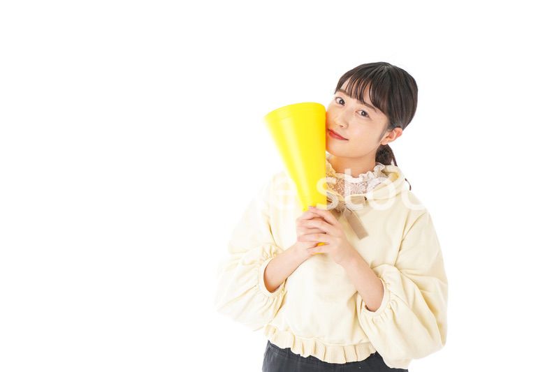 応援をする若い女性