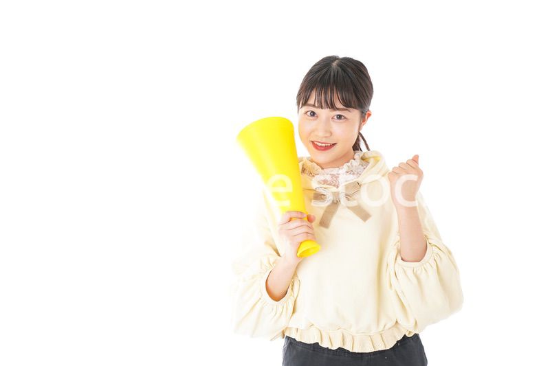 応援をする若い女性