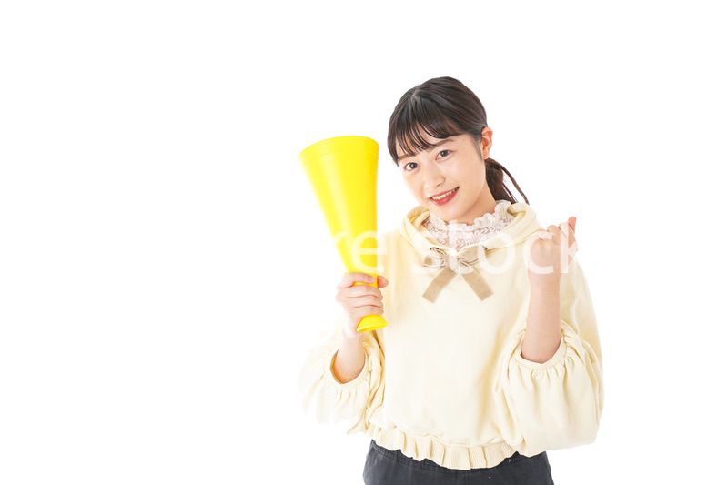 応援をする若い女性