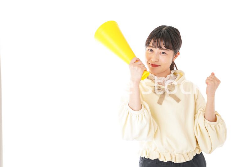 応援をする若い女性