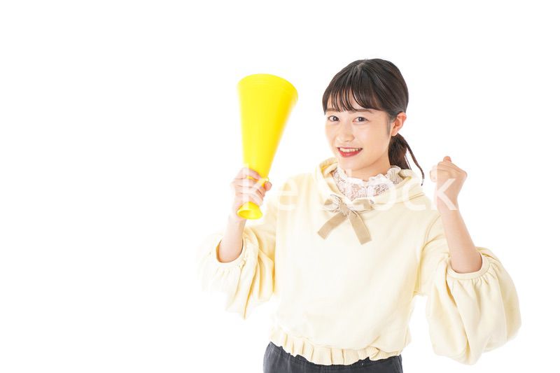 応援をする若い女性