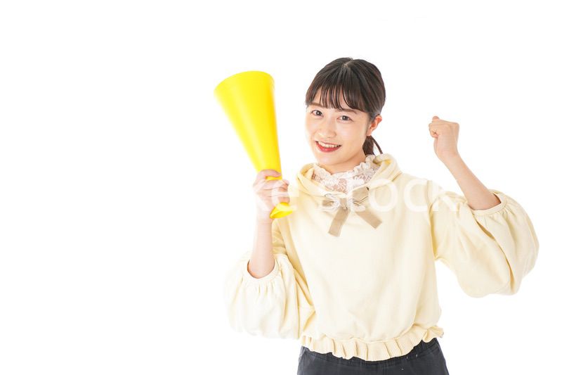 応援をする若い女性