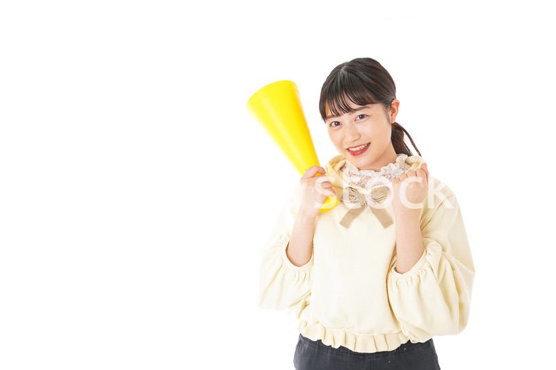 応援をする若い女性