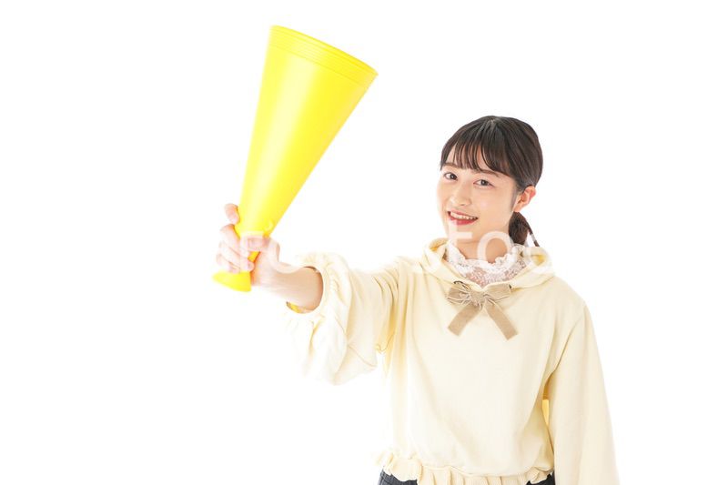 応援をする若い女性