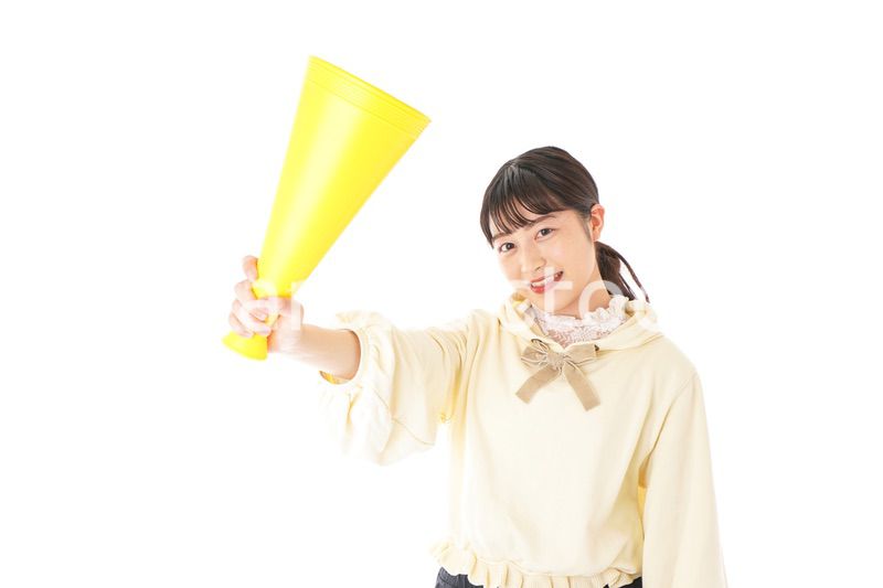 応援をする若い女性