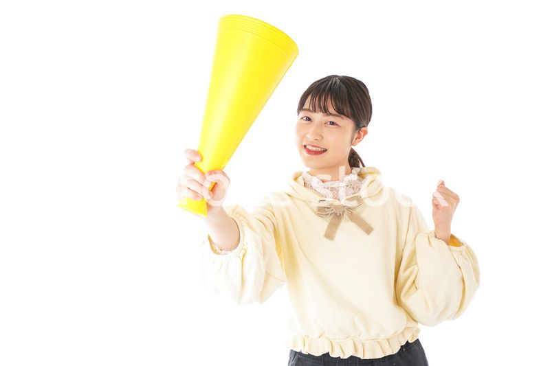 応援をする若い女性