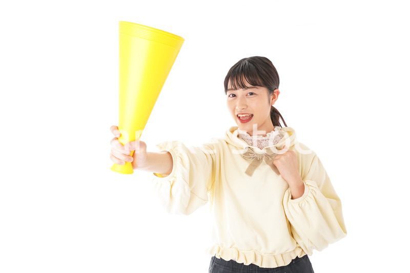 応援をする若い女性