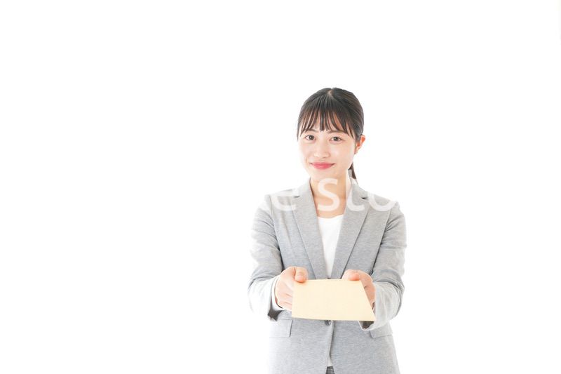 書類を提出する若いビジネスウーマン