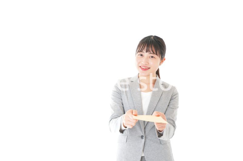 書類を提出する若いビジネスウーマン