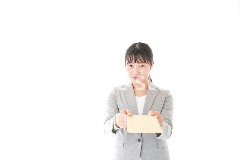 書類を提出する若いビジネスウーマン