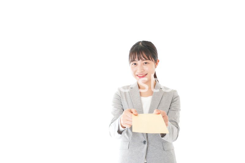 書類を提出する若いビジネスウーマン