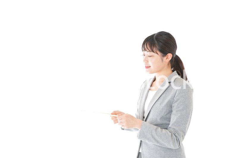 書類を提出する若いビジネスウーマン