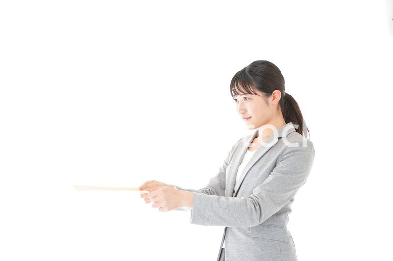 書類を提出する若いビジネスウーマン