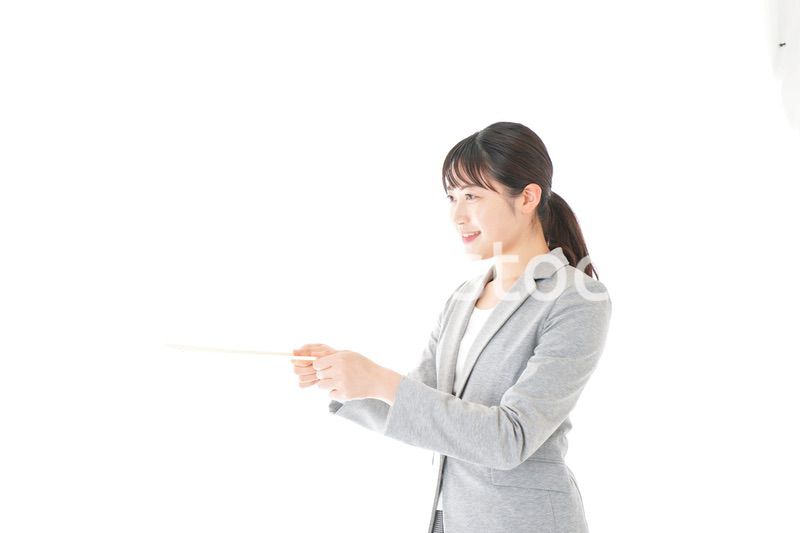 書類を提出する若いビジネスウーマン