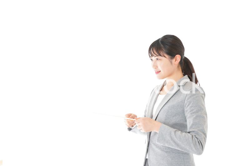 書類を提出する若いビジネスウーマン