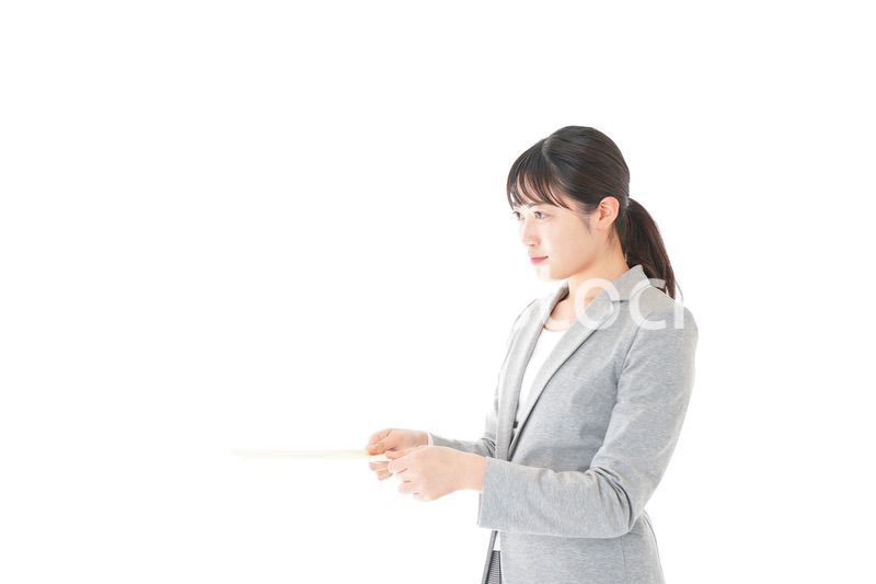 書類を提出する若いビジネスウーマン