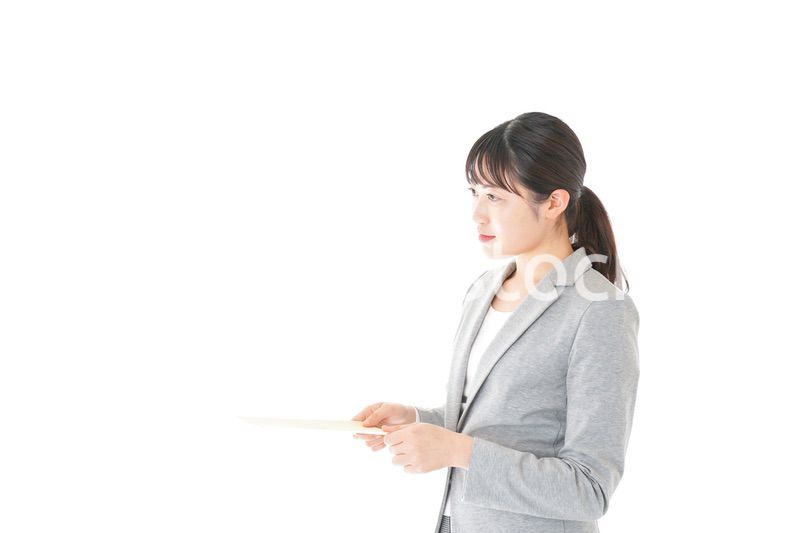 書類を提出する若いビジネスウーマン