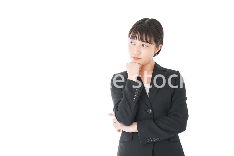 悩むビジネスウーマン