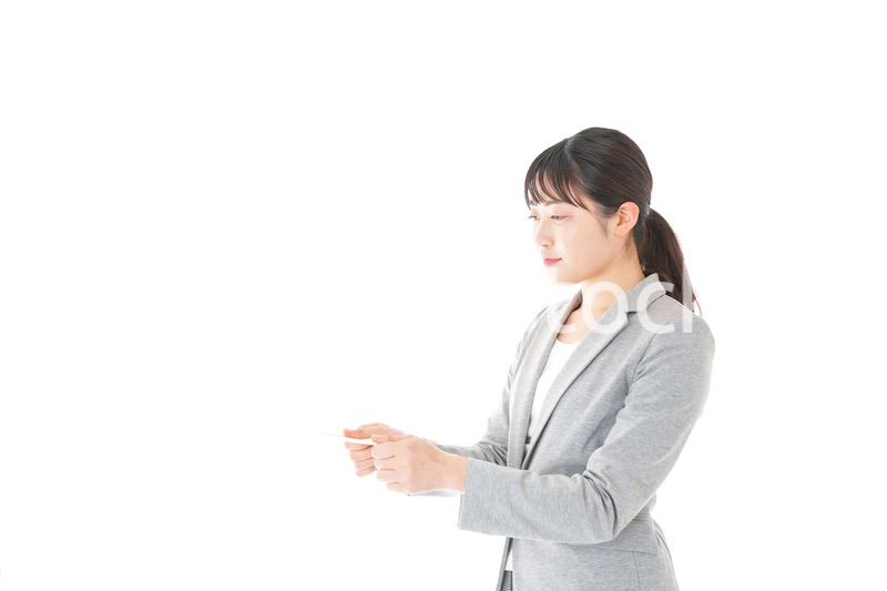 書類を提出する若いビジネスウーマン