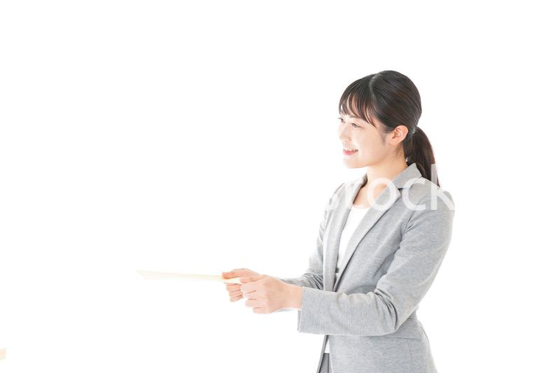 書類を提出する若いビジネスウーマン